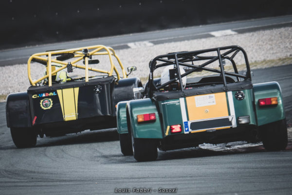 Bataille entre deux Caterham en course