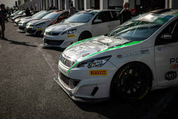 Peugeot 308 Racing Cup dans les stands de Magny-Cours
