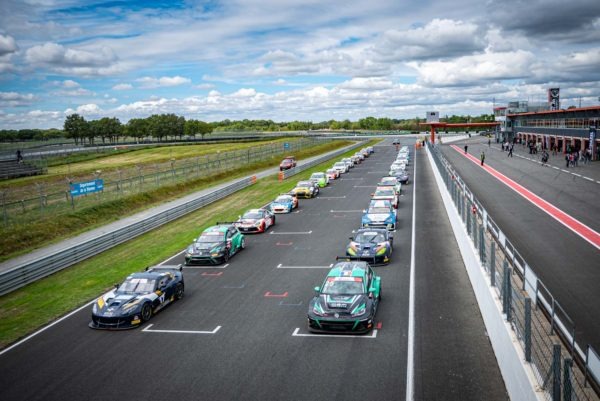 Grille de départ de l'Endurance Berline/GT au Vigeant