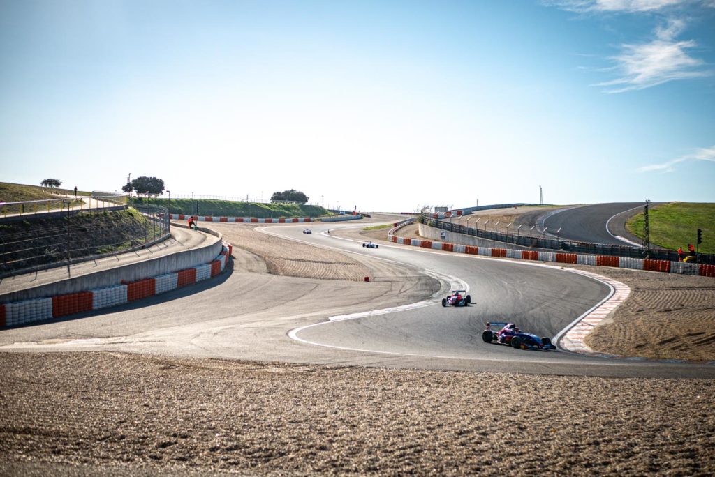 Course de Formule Renault 2.0 sur le circuit de lédenon