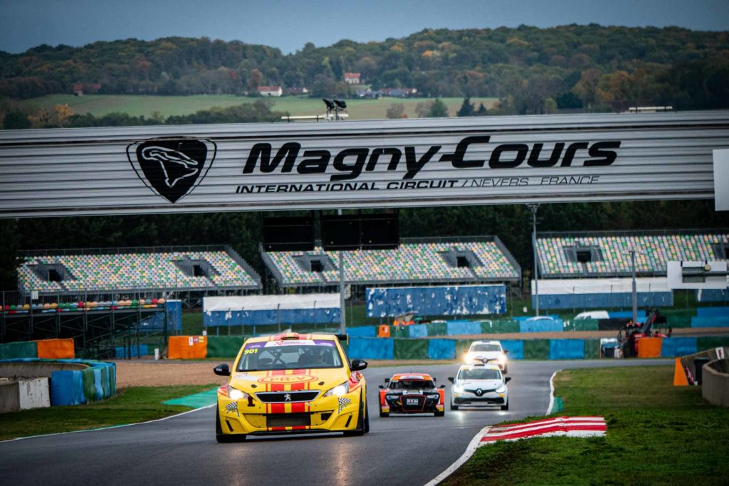 Course automobile sur le circuit de Magny-Cours