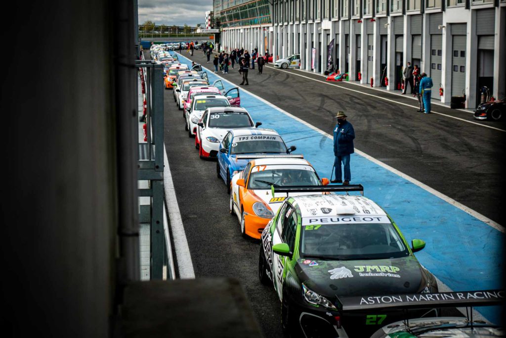 Pitlane sur le circuit de Nevers Magny-Cours