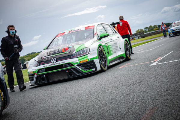 Grille de départ du TTE avec la Golf du Chotard Team