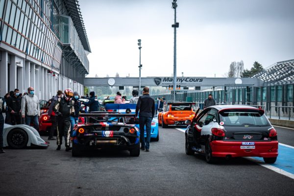 Stands sur le circuit de Nevers Magny-Cours