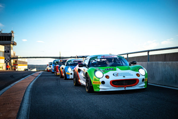 Lotus Elise sur le circuit de Lédenon