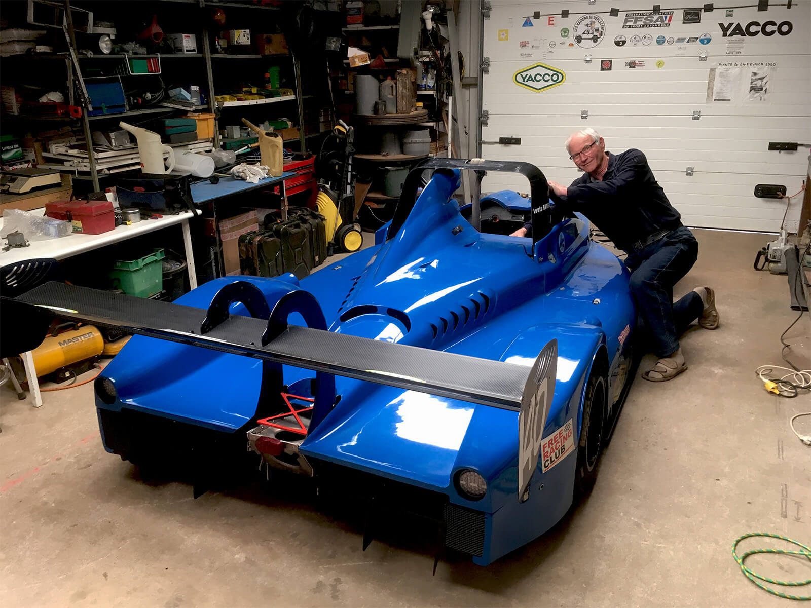 Bureau voiture de course Le Mans rouge