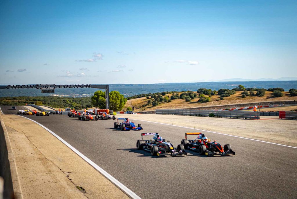 Départ d'une course de la Formule Renault Cup