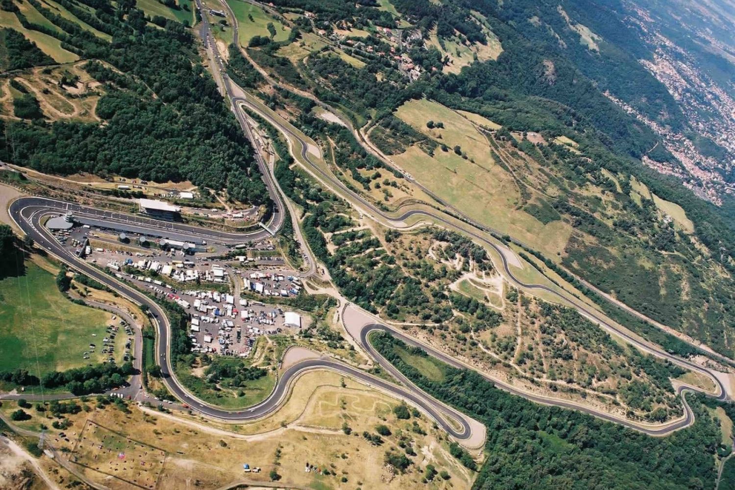 c-circuitdecharade-aerien Circuit de Charade en vue aérienne