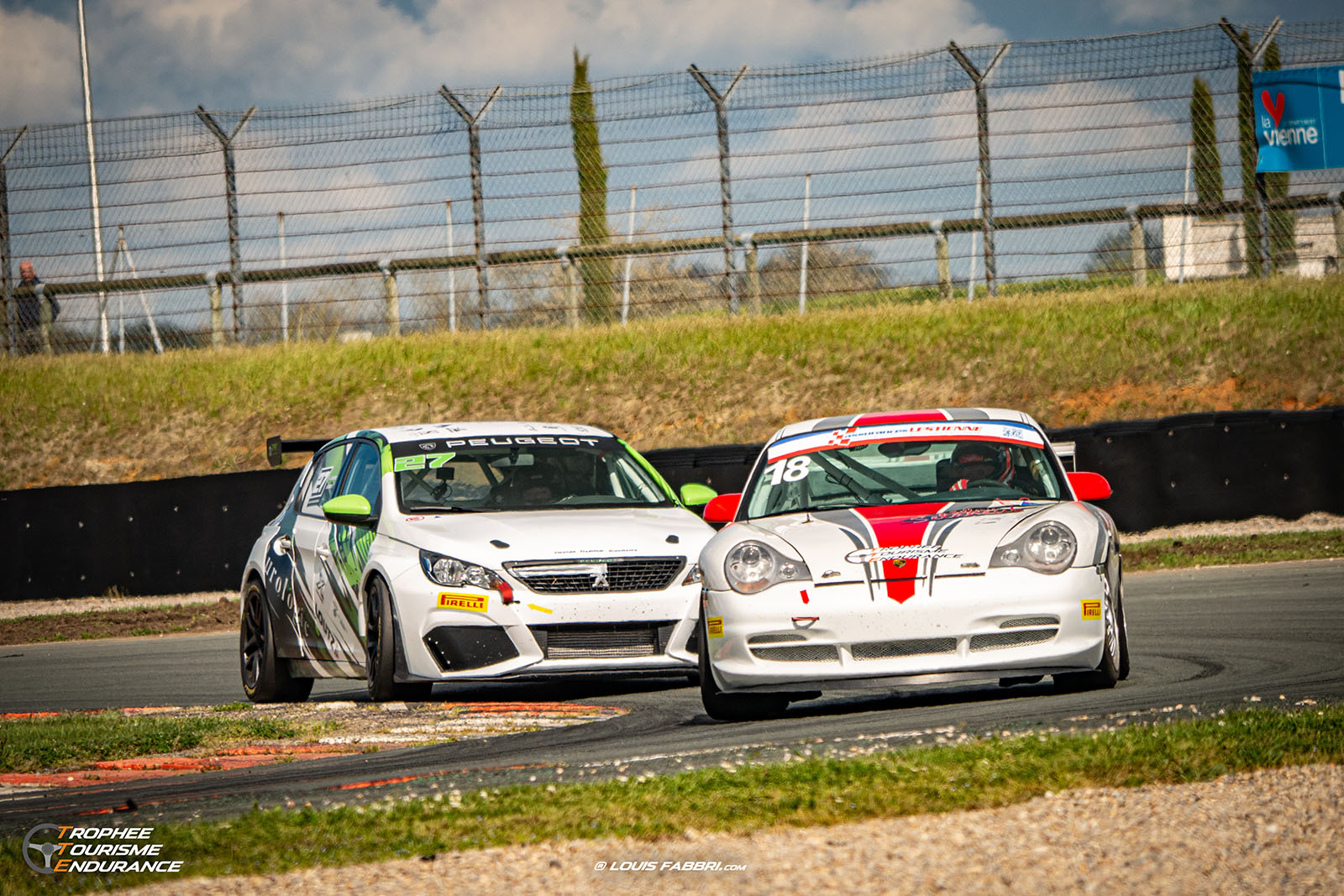 TTE_VdV_Pirelli_Series_2022-118 Bagarre en course du TTE Pirelli Series entre une Porsche et une 308